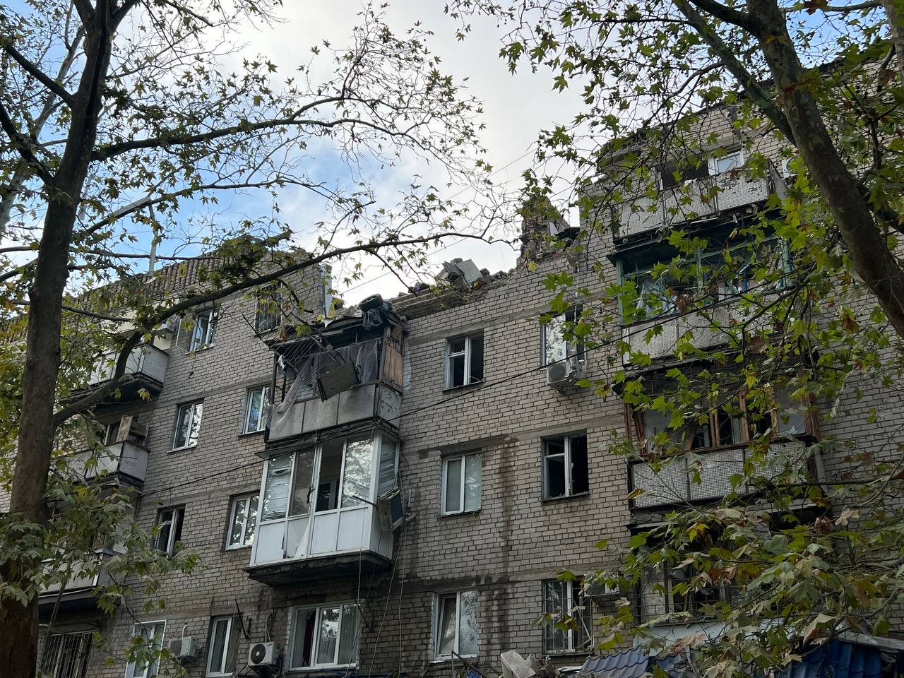 Наслідки ракетного удару окупантів по Миколаєву 1 жовтня (Фото: ТГ Олександра Сенкевича) Окупанти поцілили ракетою в житловий будинок у Миколаєві, зруйновано два поверхи, без жертв: фото