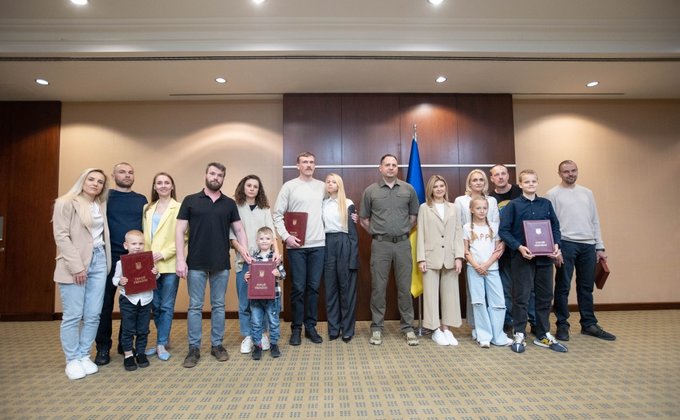 Командиры с Азовстали в Турции встретились с семьями и получили звезды Героя Украины