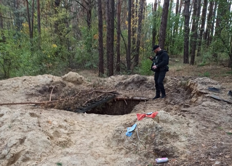 У Харківській області в ямі знайшли тіла двох цивільних, убитих спецпризначенцями РФ – прокуратура