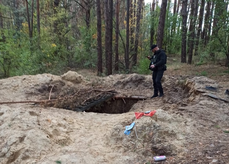 Фото – Поліція Харківської області У Харківській області в ямі знайшли тіла двох цивільних, убитих спецпризначенцями РФ – прокуратура
