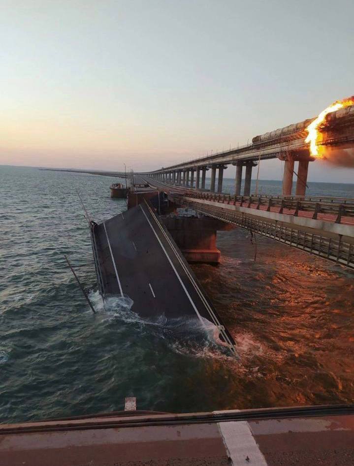 Вибух та пожежа на Кримському мості. Два прольоти обвалено – фото, відео