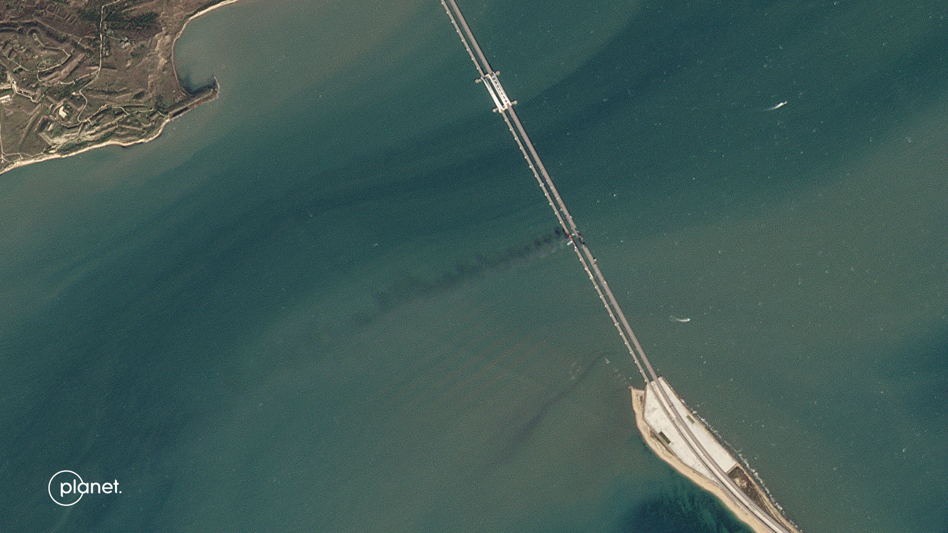 З'явилися супутникові знімки Кримського мосту – до та після вибуху