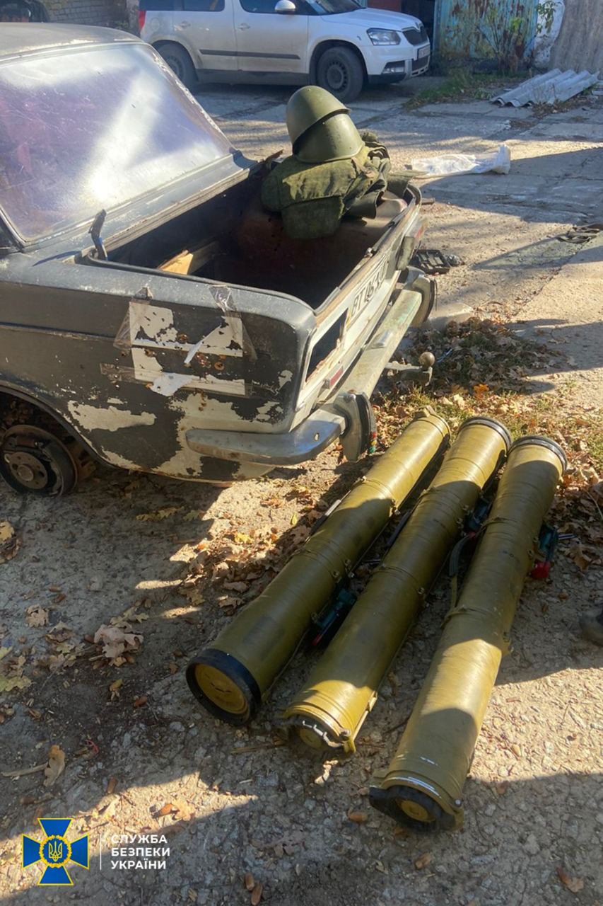 Оккупанты "забыли" под Херсоном полный склад с ракетно-артиллерийским вооружением: фото