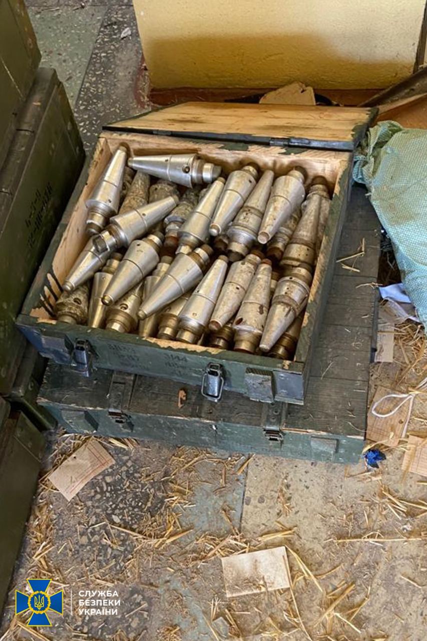 Фото: СБУ Оккупанты "забыли" под Херсоном полный склад с ракетно-артиллерийским вооружением: фото