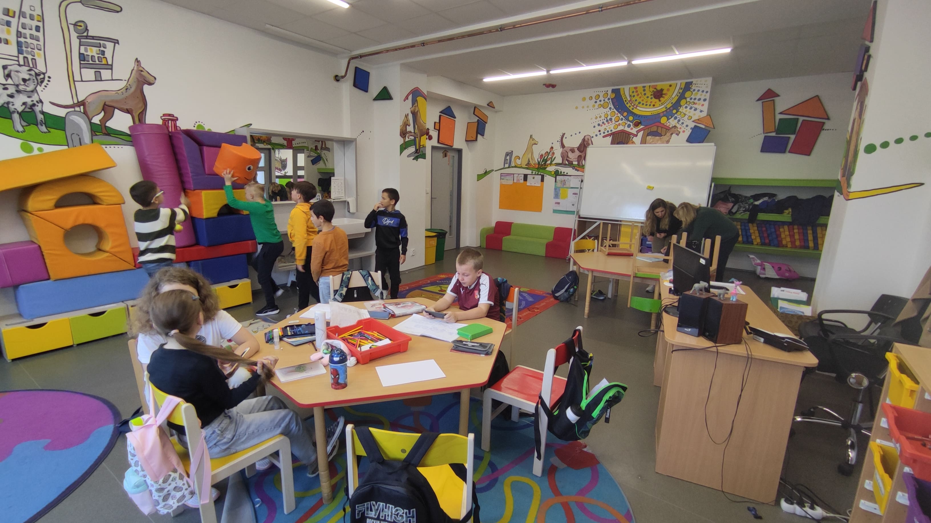 Як українці у Празі очно вчать дітей, яким відмовили школи Чехії, за українською програмою