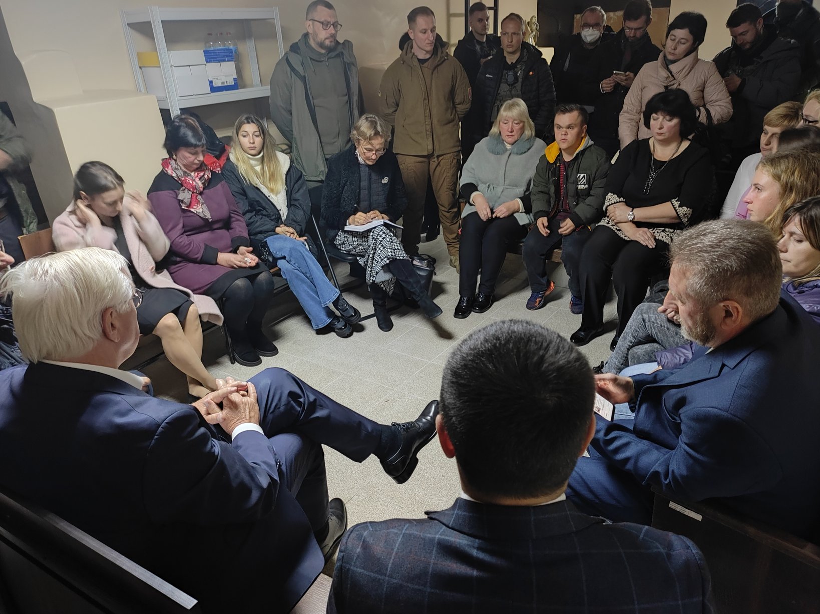 Штайнмайєр у притулку у Корюківці (фото: Twitter/Rebecca Barth) Штайнмаєр провів близько двох годин в укритті у Корюківці через повітряну тривогу: фото