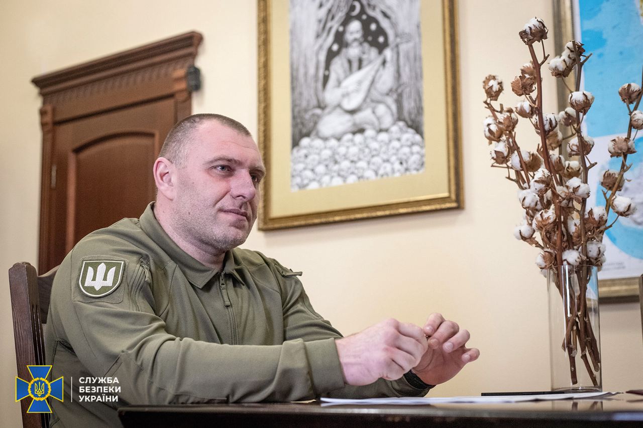 Василь Малюк на фоні козака Мамая та біля вази з бавовною (фото – СБУ) Василь Малюк на фоні козака Мамая та біля вази з бавовною (фото – СБУ)