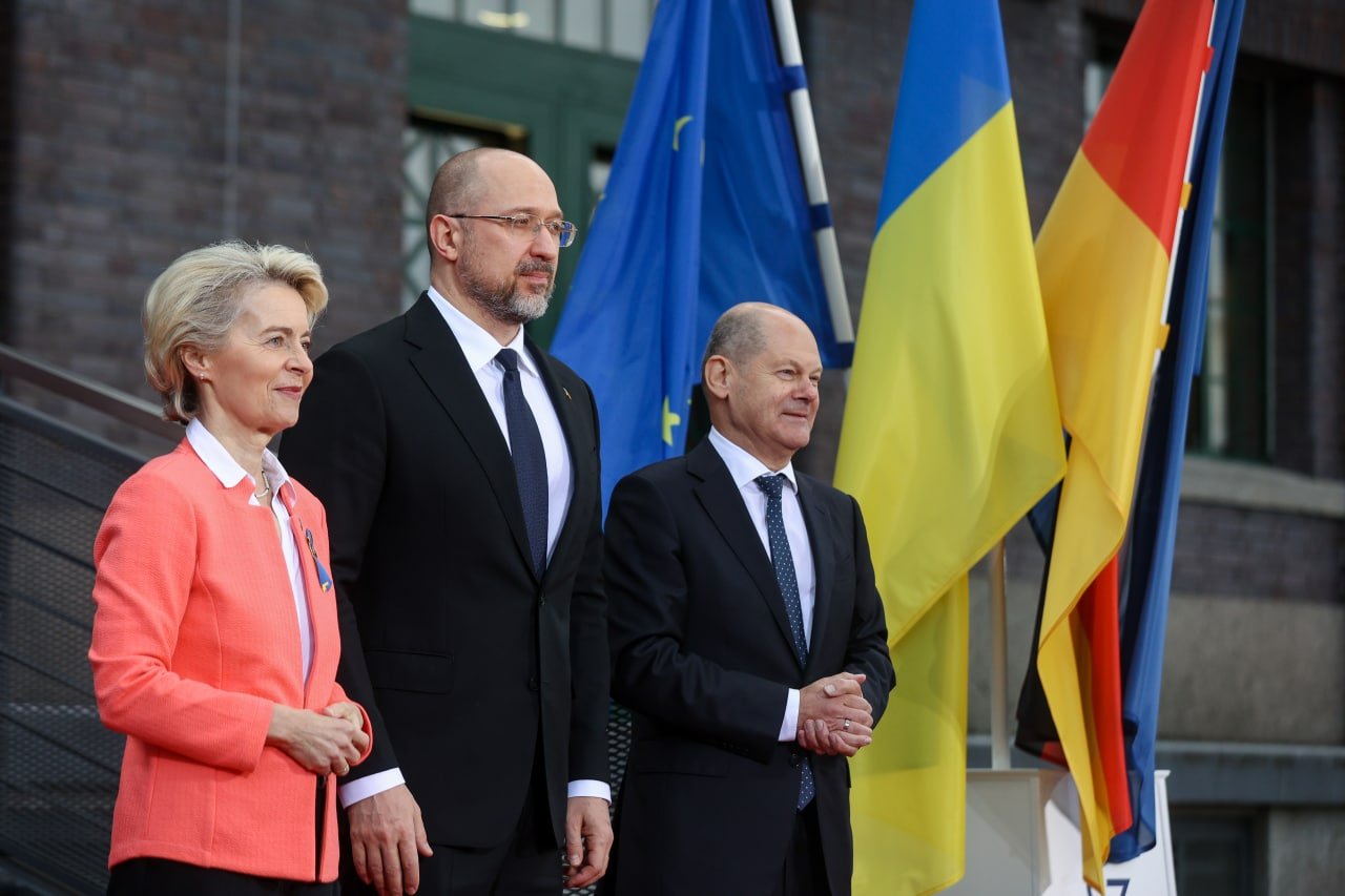 Президент Еврокомиссии Урсула фон дер Ляйен, премьер Денис Шмыгаль и канцлер ФРГ Олаф Шольц (фото – Twitter Шмыгаля)