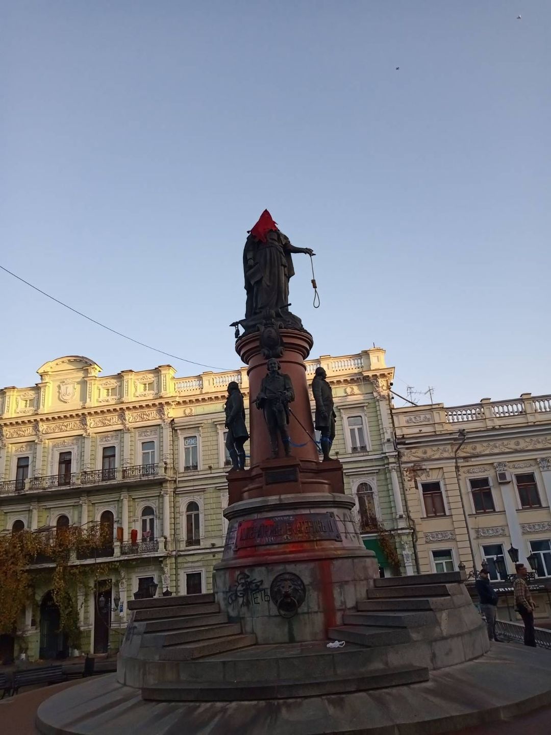 Фото: facebook.com/gaidamaky В Одессе на Екатерину II надели колпак палача и дали в руки виселицу: фото