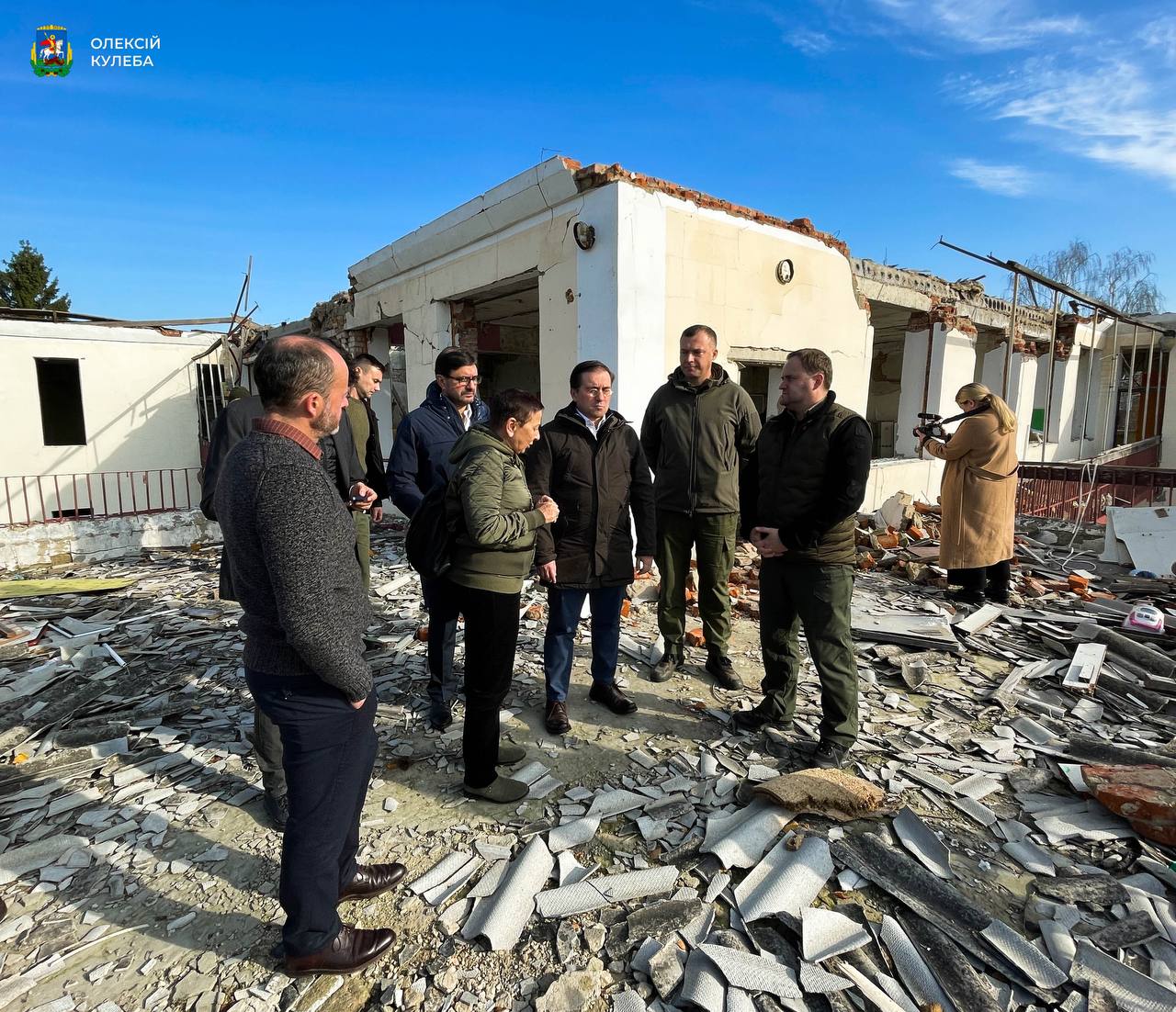 Голові МЗС Іспанії показали наслідки російської агресії у Макарові: фото