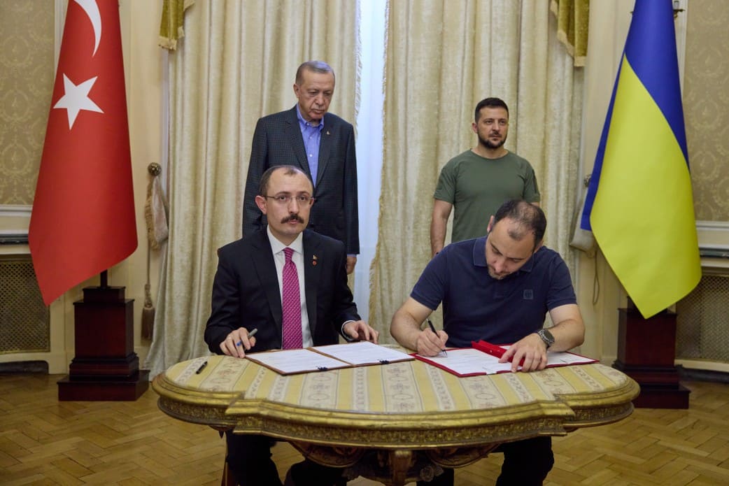Олександр Кубраков (праворуч за столом) підписує меморандум з Туреччиною (фото – Офіс президента)