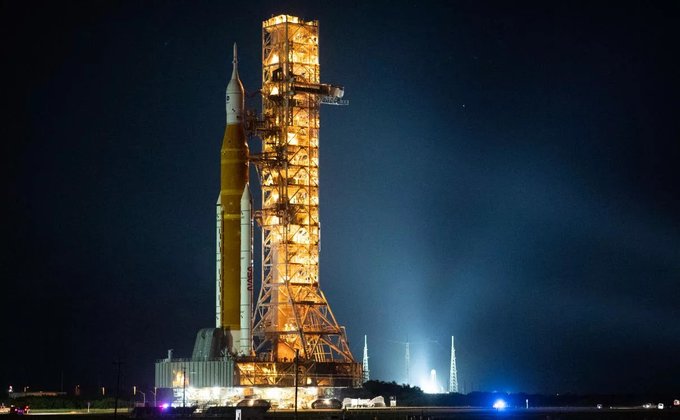 NASA доставила місячну ракету на стартовий майданчик космодрому Кеннеді – фото