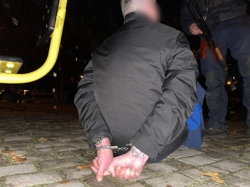 В Ровно мужчина бросил гранату на детской площадке. Пострадали пять человек