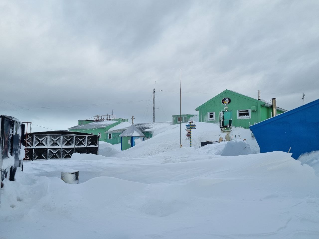 На українській станції в Антарктиді намело стільки снігу, що пінгвіни ходять дахом: фото