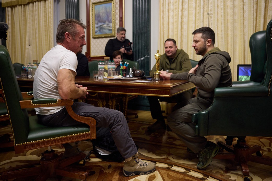 Фото: ОП Шон Пенн привез Зеленскому свою статуэтку Оскар, они посетили Аллею смелости: фото