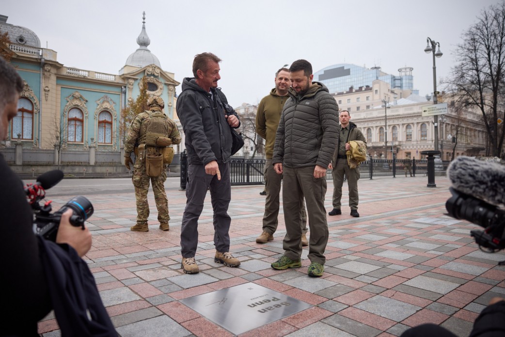 Фото: ОП Шон Пенн привез Зеленскому свою статуэтку Оскар, они посетили Аллею смелости: фото