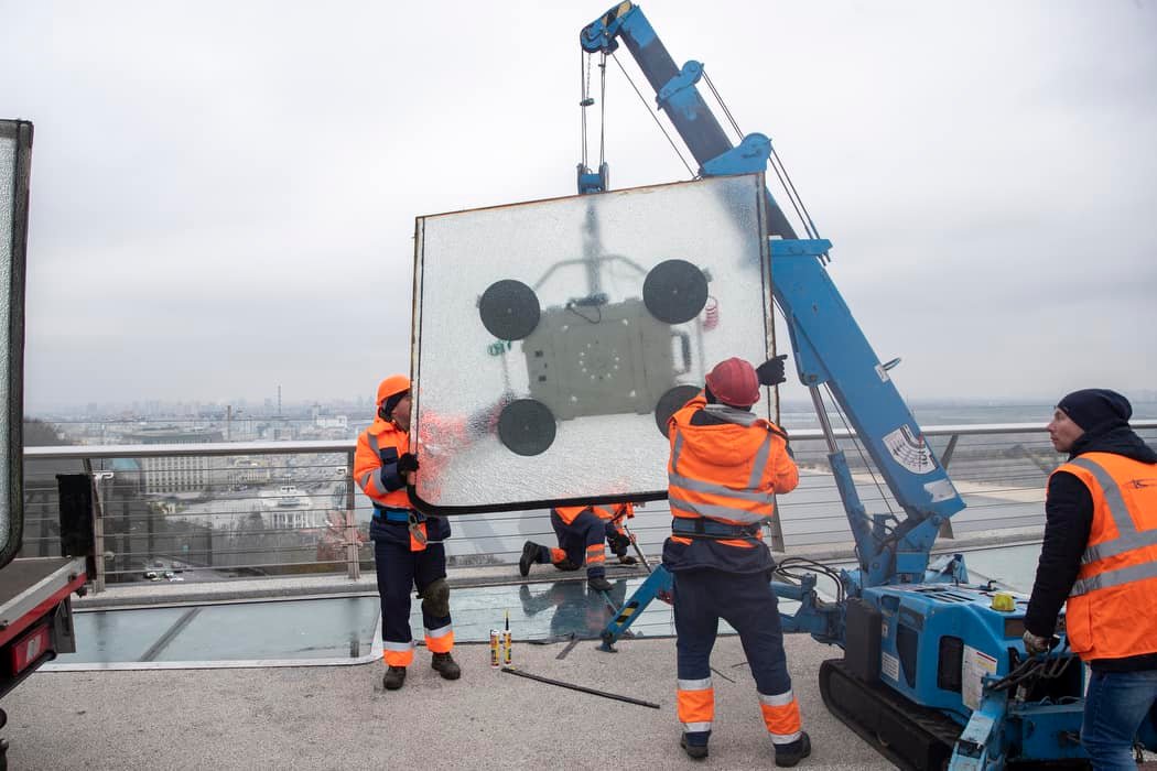 В Киеве на "стеклянном" мосту завершают ремонт — фото, видео