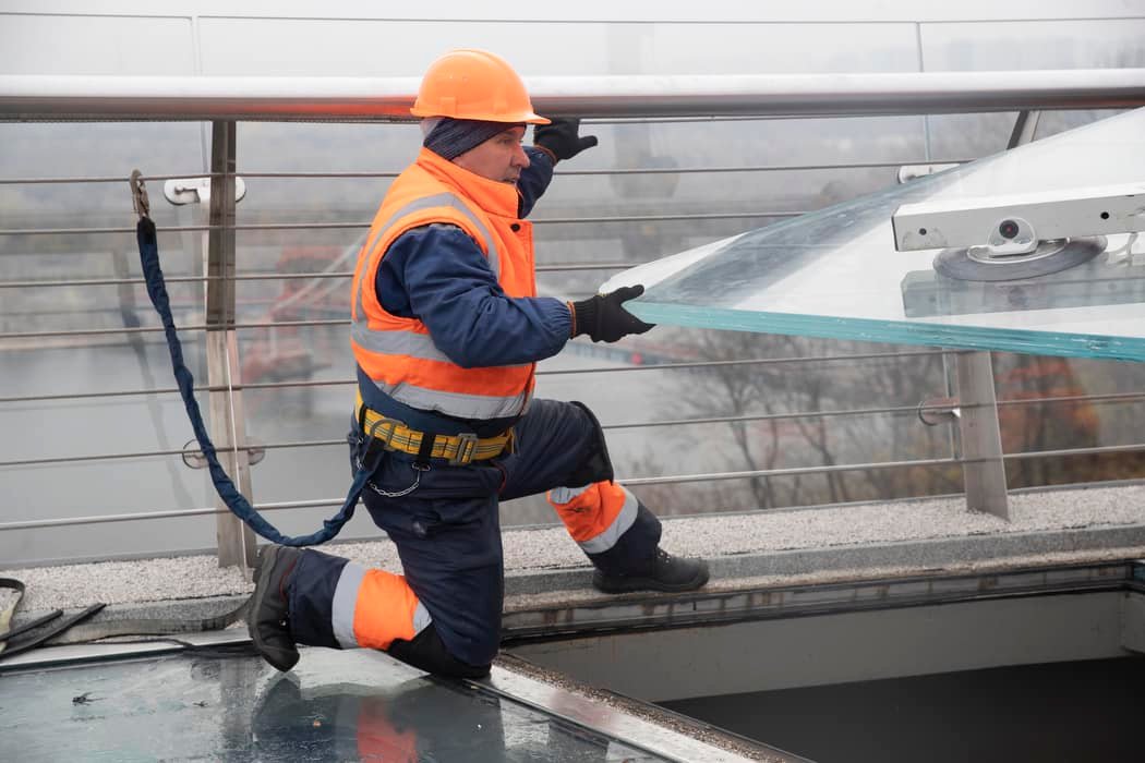 В Киеве на "стеклянном" мосту завершают ремонт — фото, видео