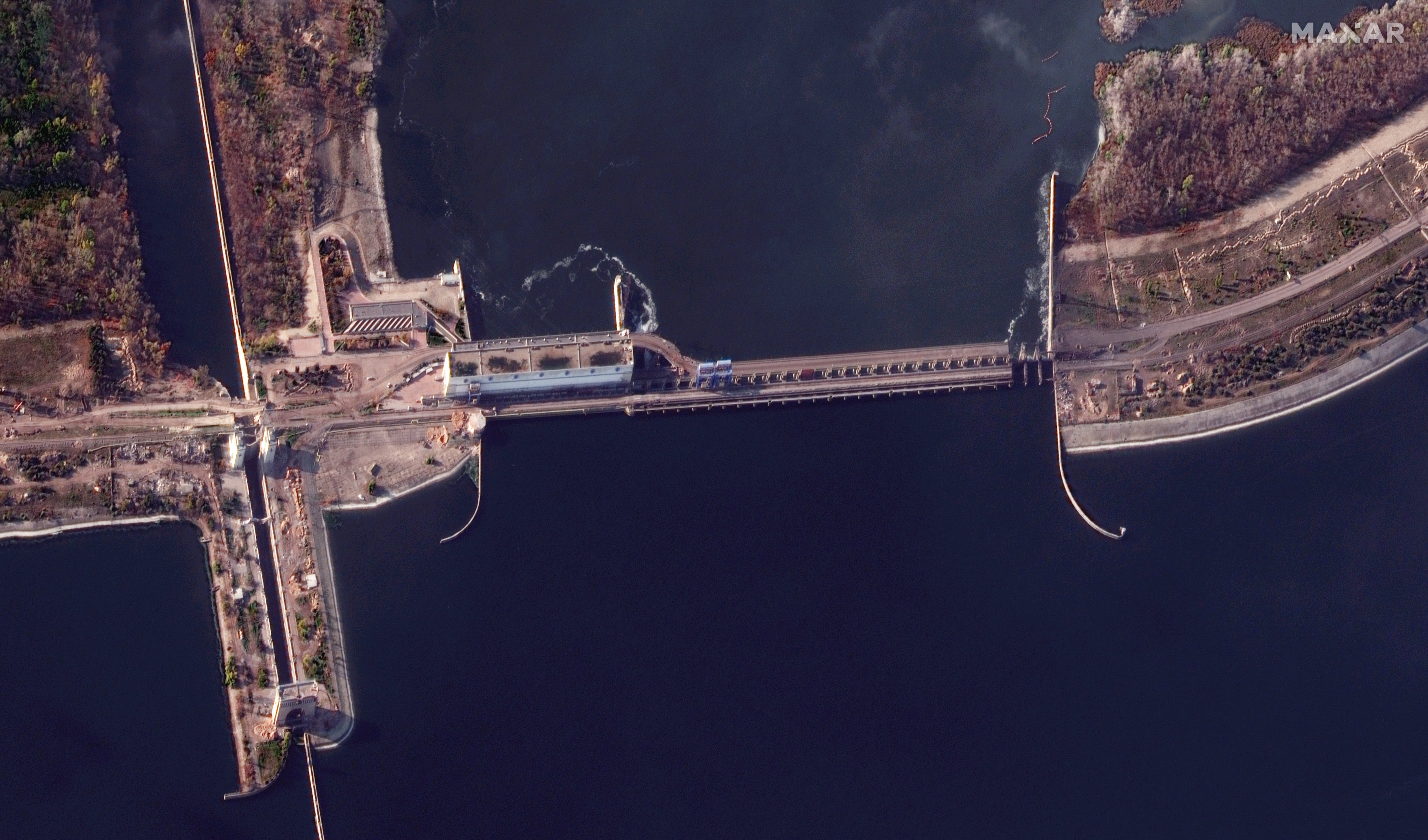 Окупанти підірвали кілька прольотів мосту до греблі Каховської ГЕС – супутникові знімки