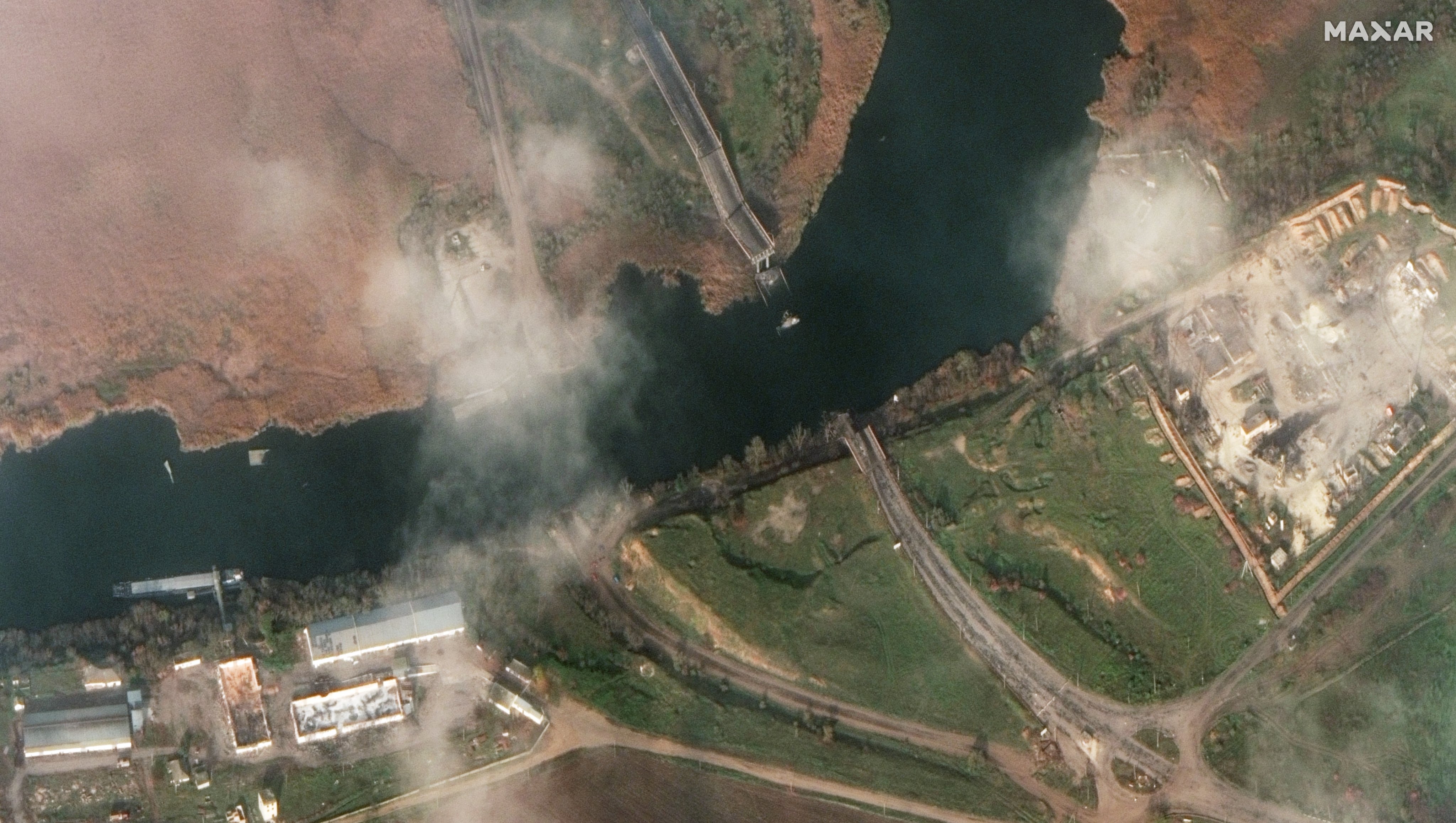 Появились изображения многочисленных разрушений Антоновского моста: спутниковые фото