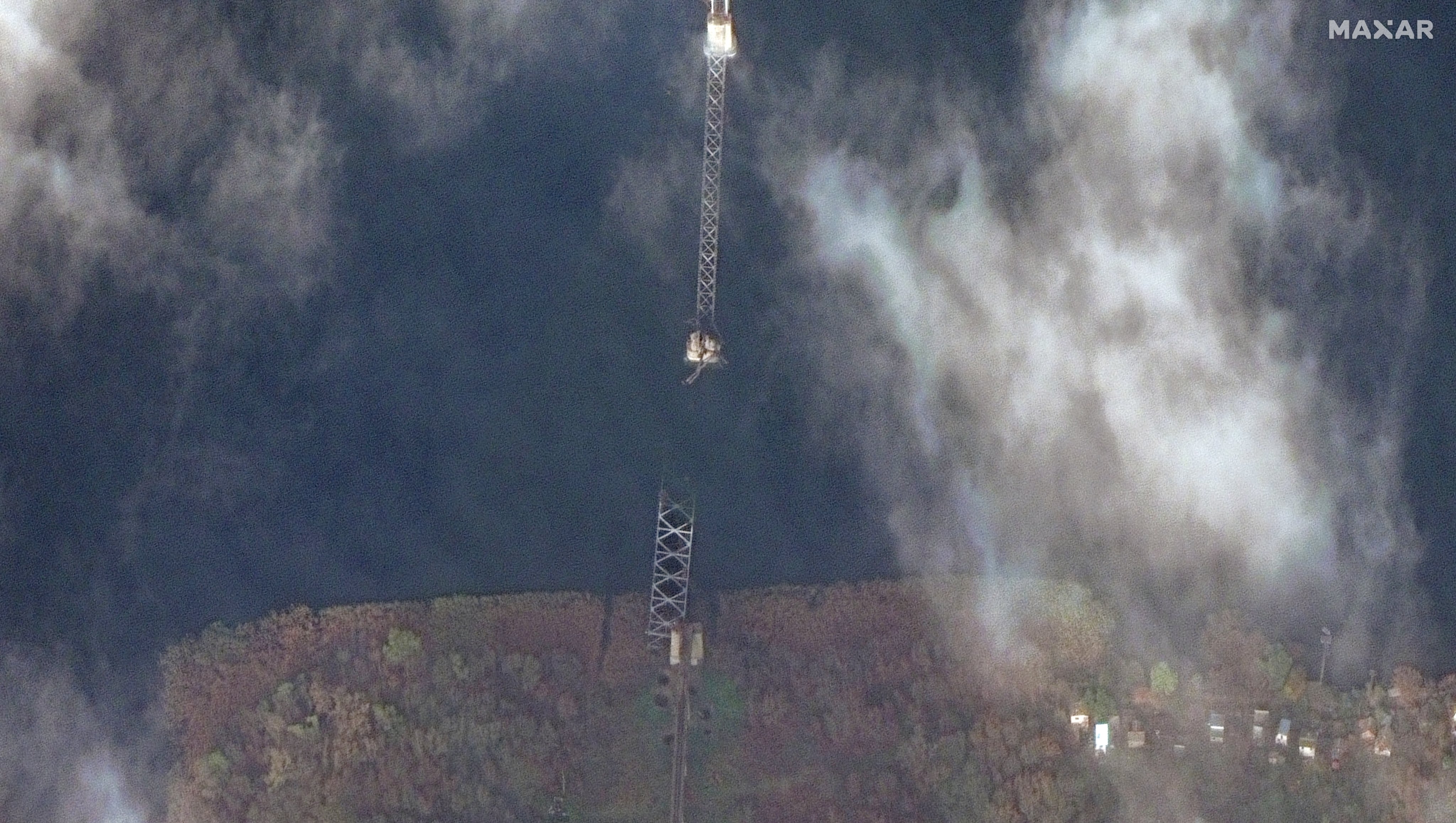 Появились изображения многочисленных разрушений Антоновского моста: спутниковые фото