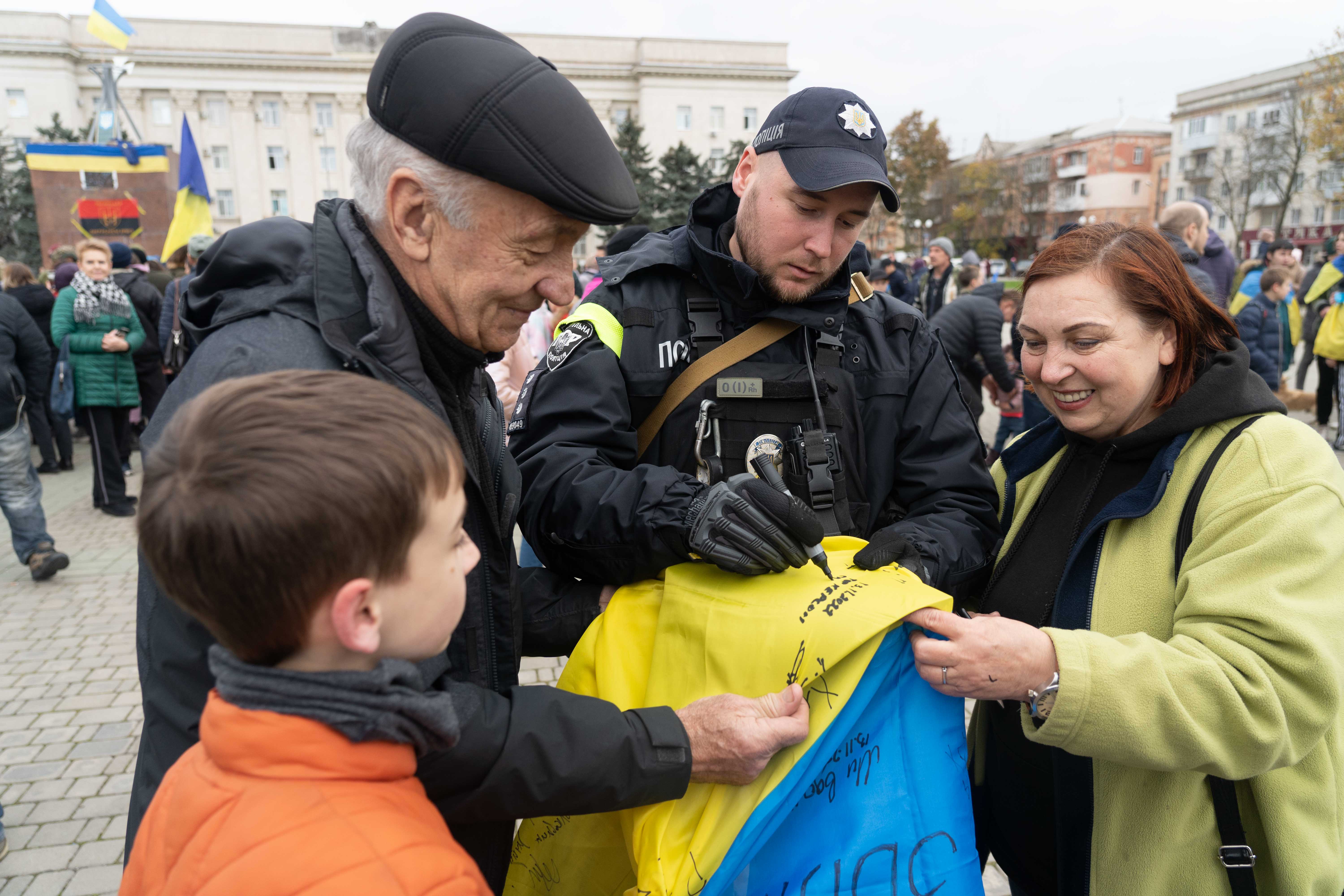 "Рублі більше не ходять". Як Херсон повертається до вільного життя в Україні: фото