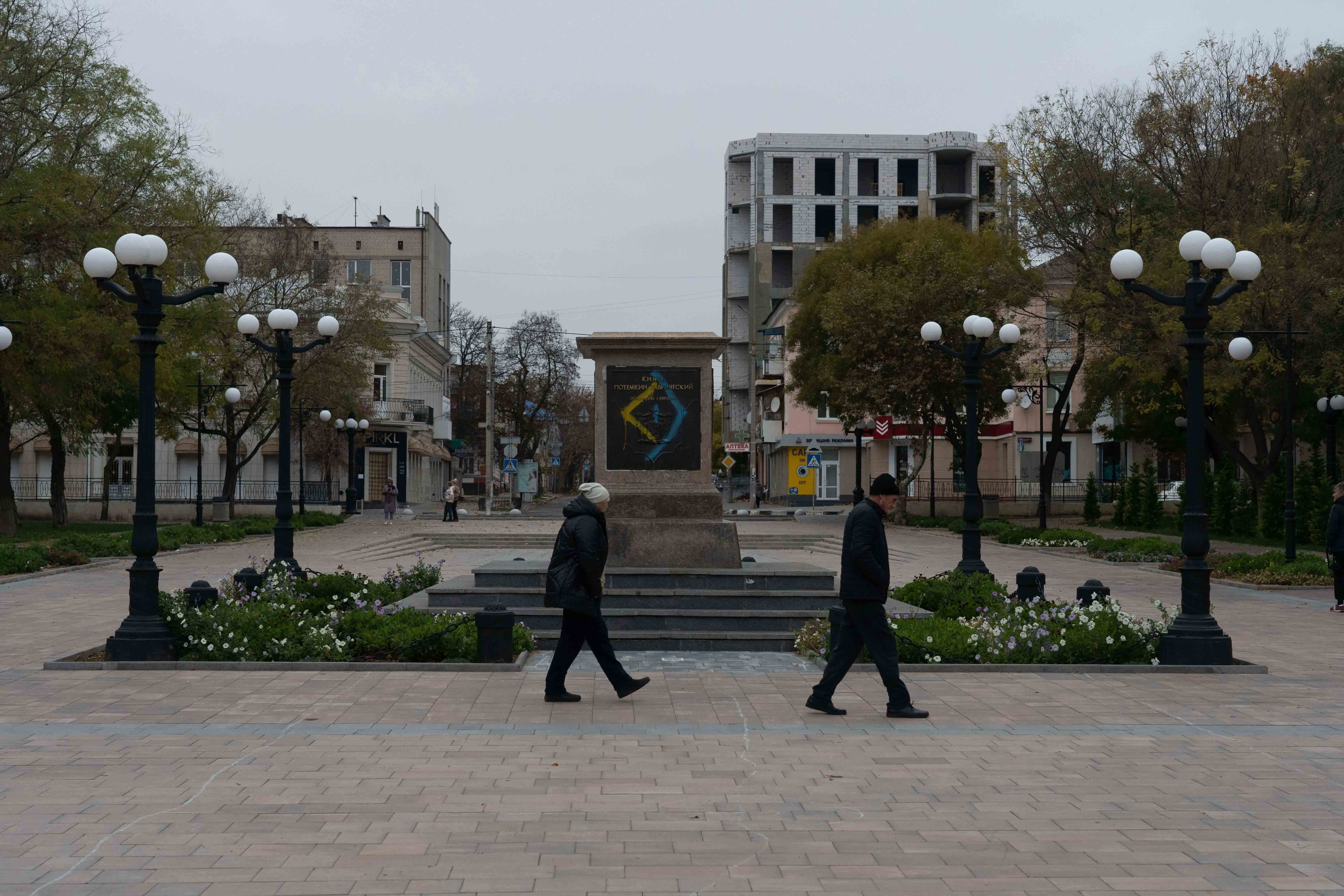 "Рублі більше не ходять". Як Херсон повертається до вільного життя в Україні: фото