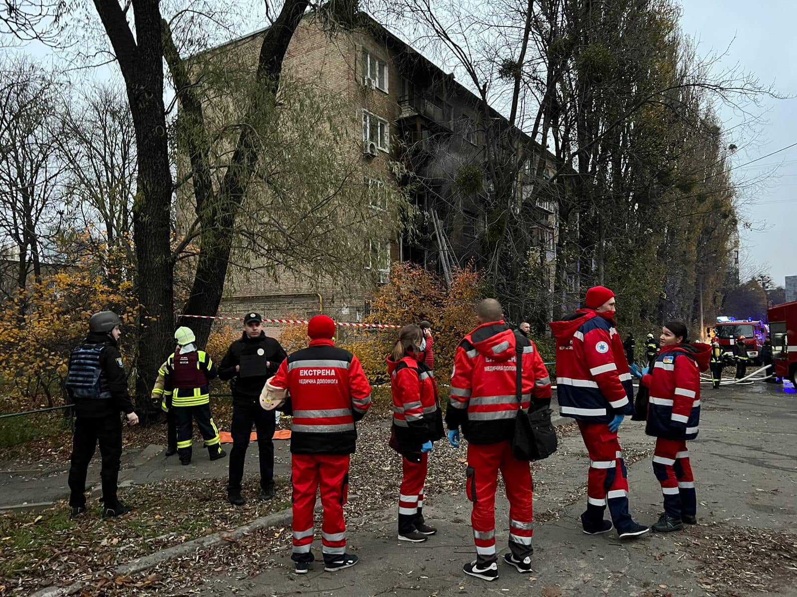 Фото: facebook.com/UA.KyivPolice Ракетная атака. Есть попадания в жилые дома в Печерском районе Киева – видео
