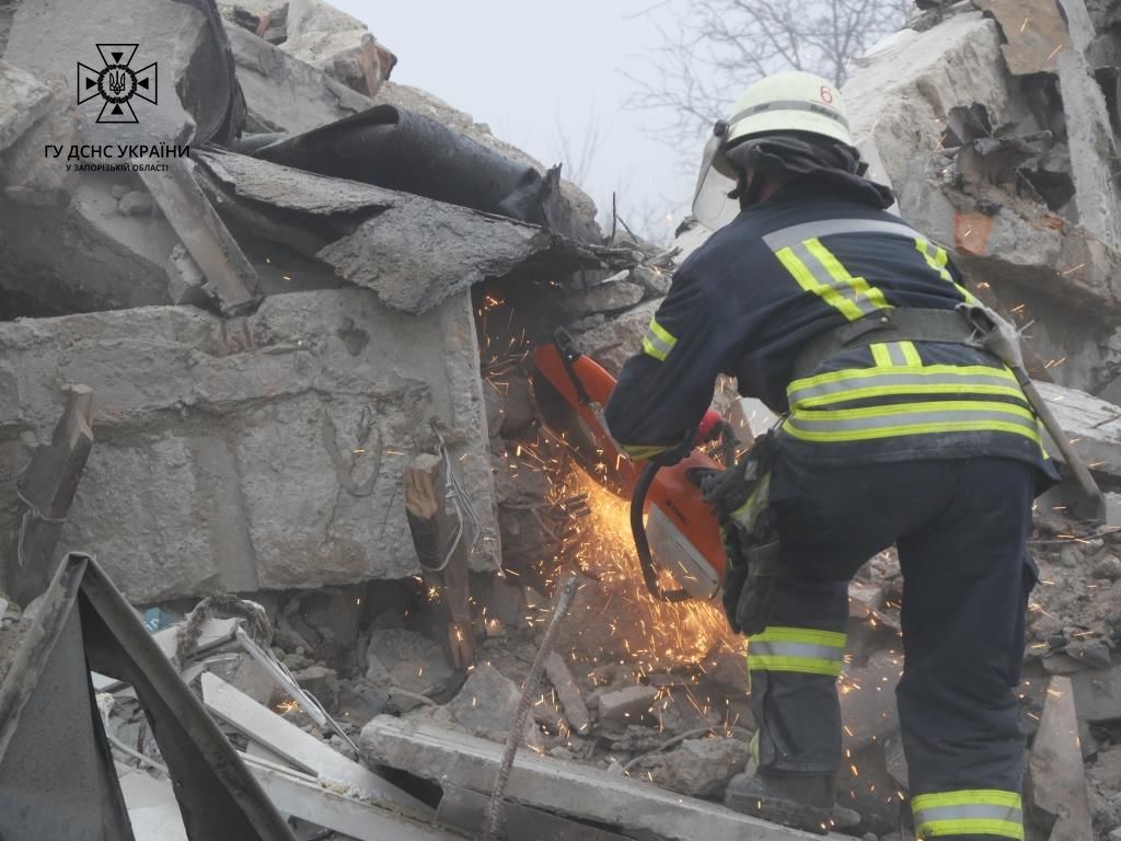 Ракетный обстрел. Из-под завалов жилого дома на Запорожье изъяли шесть тел