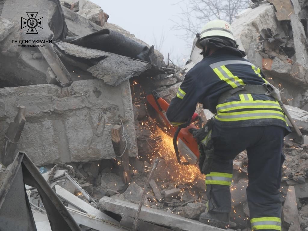 Фото: ДСНС Ракетний обстріл. З-під завалів житлового будинку на Запоріжжі вилучили шість тіл