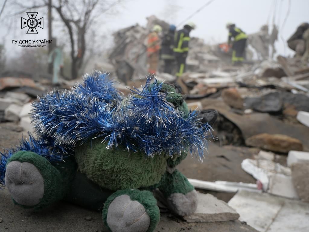 Фото: ДСНС Ракетний обстріл. З-під завалів житлового будинку на Запоріжжі вилучили шість тіл