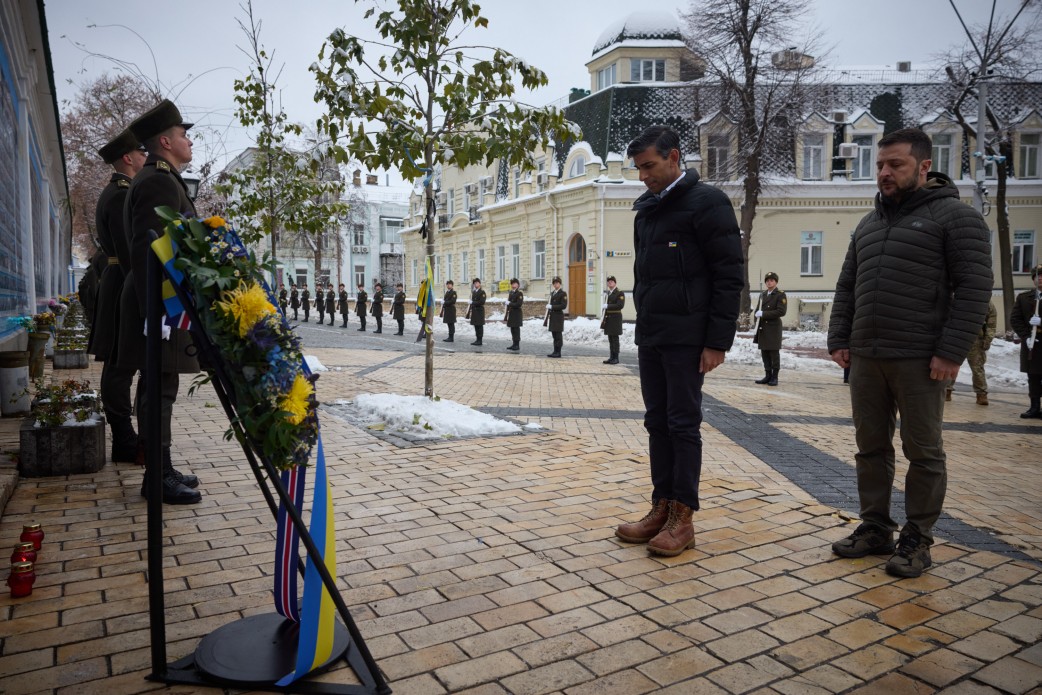 Фото: president.gov.ua Зеленський показав британському прем'єру виставку знищеної російської техніки – відео
