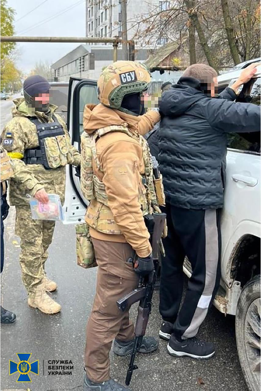 Фото: СБУ СБУ: У Херсоні затримано місцевого жителя, який допоміг ФСБ тікати на лівий берег Дніпра – фото
