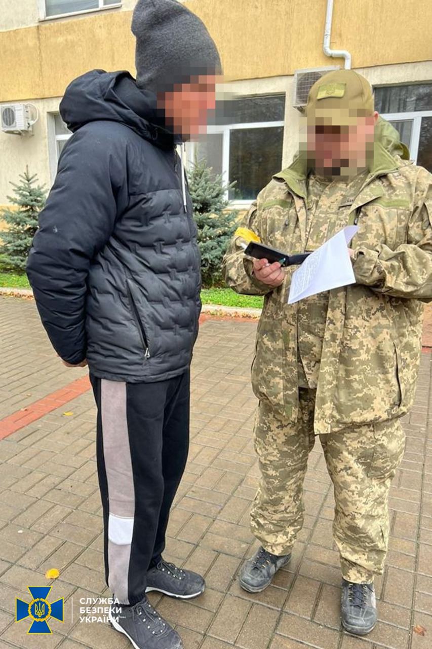 Фото: СБУ СБУ: У Херсоні затримано місцевого жителя, який допоміг ФСБ тікати на лівий берег Дніпра – фото