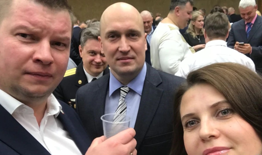 Сафонов (у центрі), фото з сайту Радіо Свобода Зарізав жінку в Ізюмі. Військові РФ розповідають про "подвиги" командира після сюжету Схем