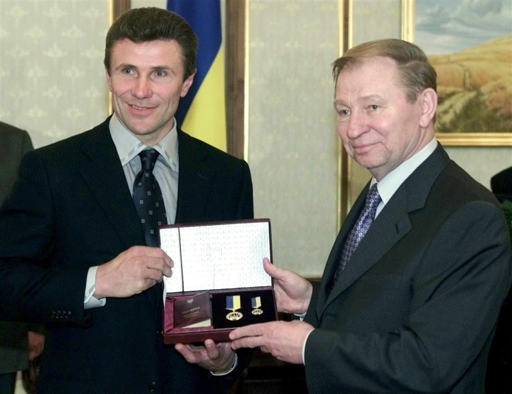 Президент Леонід Кучма вручає Бубці відзнаку Героя України, 2001 (фото – Гліб Гараніч/EPA)