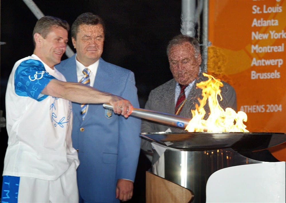 Сергій Бубка та президент НОК Віктор Янукович запалюють олімпійський вогонь у Києві, 2004 (фото – EPA)