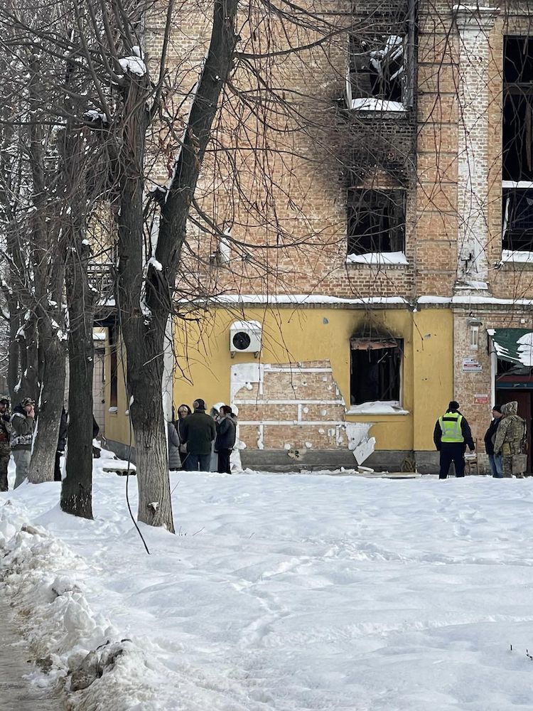 У Гостомелі зрізали графіті Бенксі, підозрюваних затримано, малюнок уцілів: фото