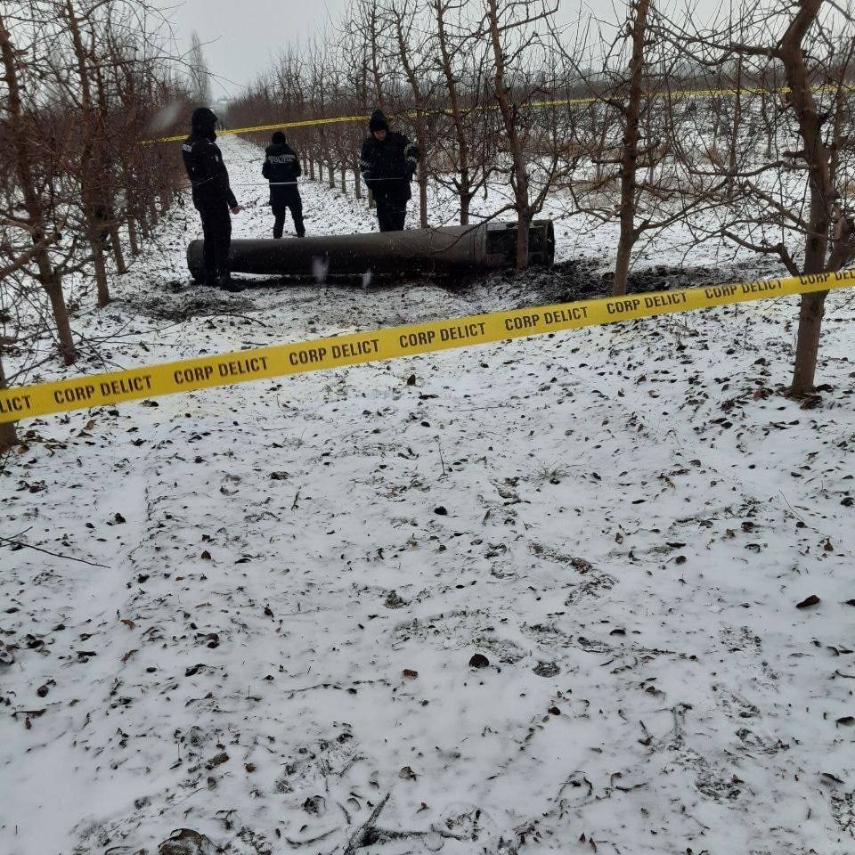 Молдова повідомила про падіння елементу ракети поблизу кордону з Україною – фото