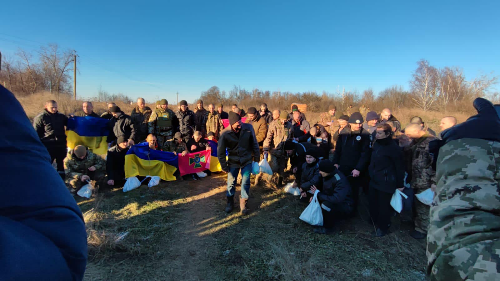 Фото: Facebook Андрея Ермака Состоялся обмен пленными. В День ВСУ домой вернулись 60 украинских военных – фото, видео