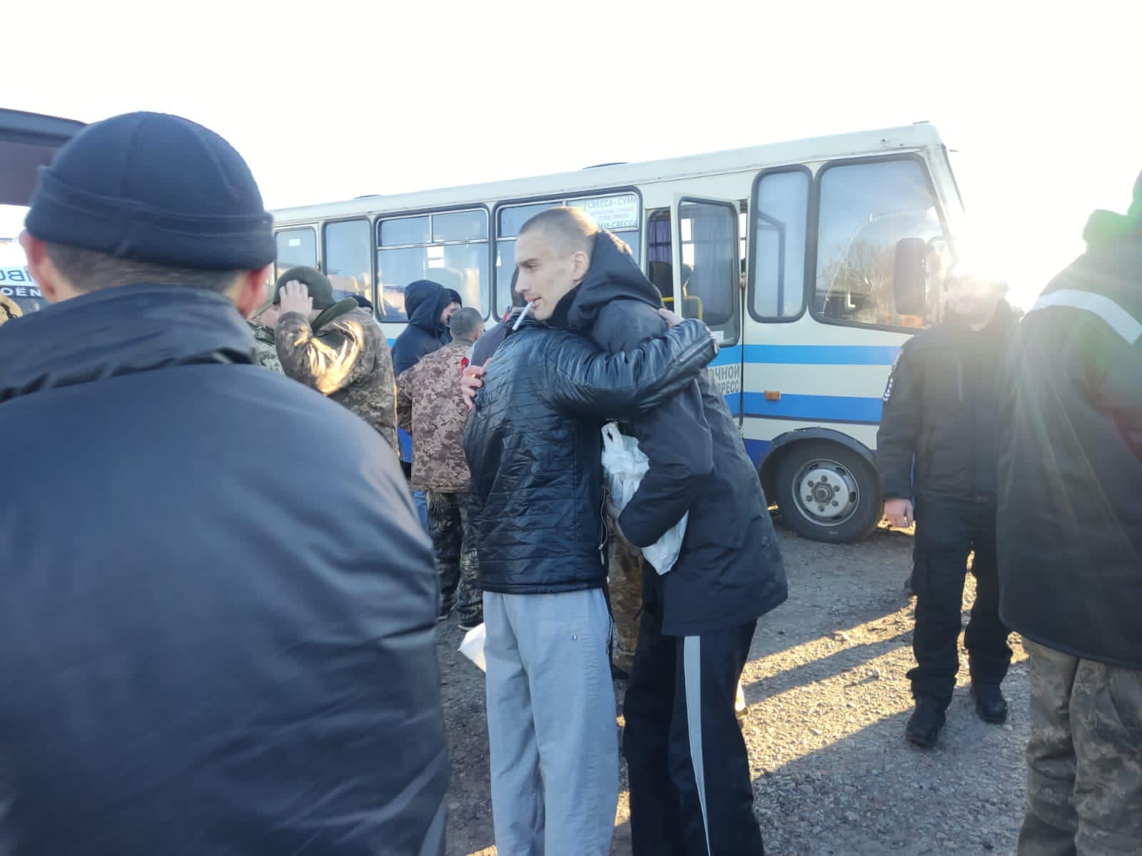Фото: Facebook Андрея Ермака Состоялся обмен пленными. В День ВСУ домой вернулись 60 украинских военных – фото, видео