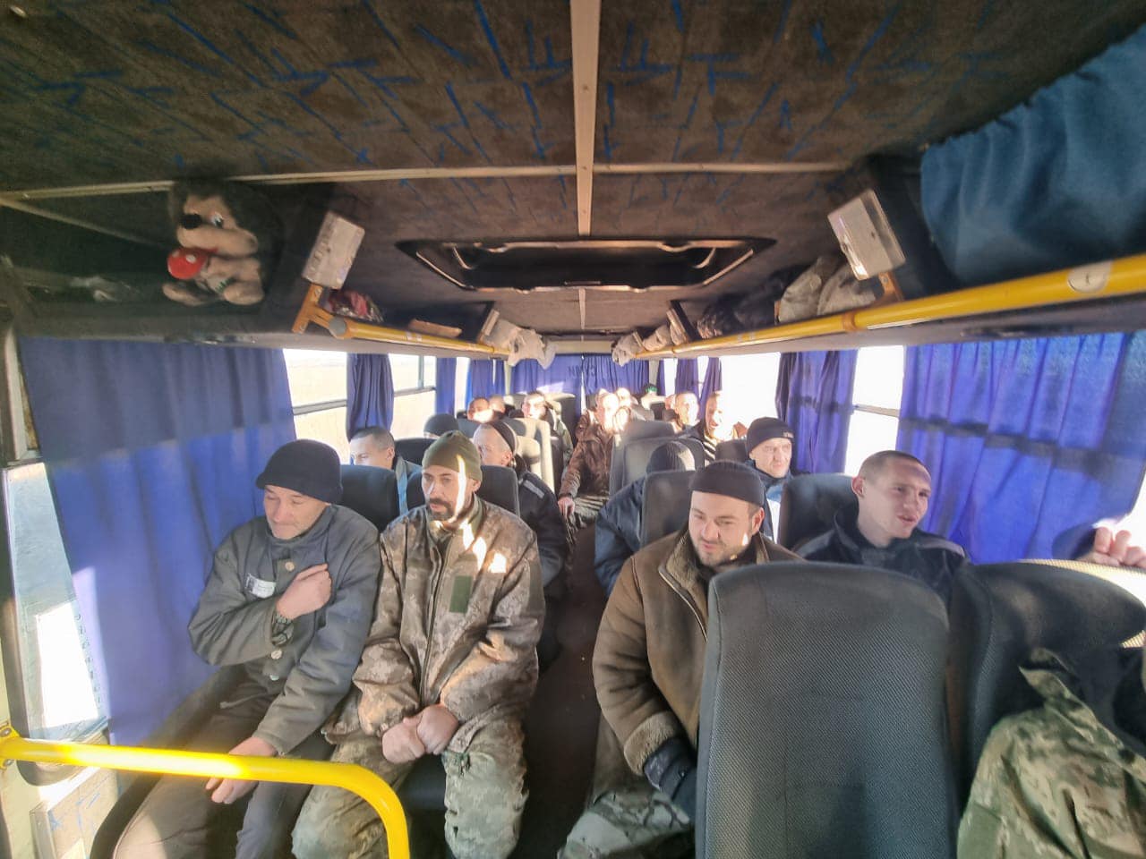 Фото: Facebook Андрея Ермака Состоялся обмен пленными. В День ВСУ домой вернулись 60 украинских военных – фото, видео