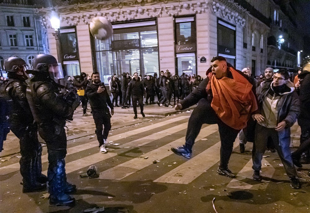 Святкування виходу Франції до півфіналу ЧС-2022 переросло у сутички з поліцією – фото