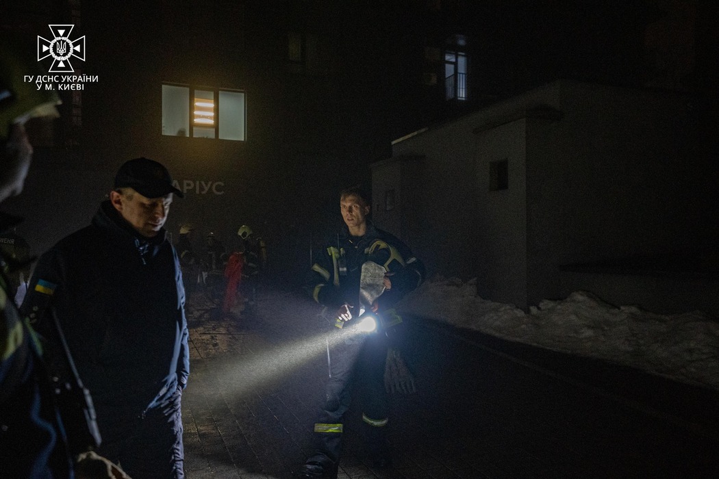 Фото: ДСНС Києва У багатоповерхівці в Києві через коротке замикання вибухнув гелевий акумулятор – фото, відео