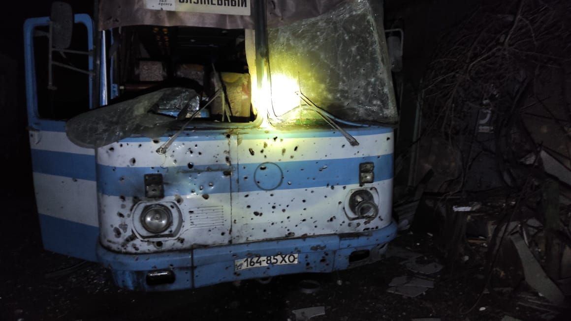 Фото: Херсонская ОВА Херсоноблэнерго попало под российский обстрел: уничтожены три автомобиля – фото