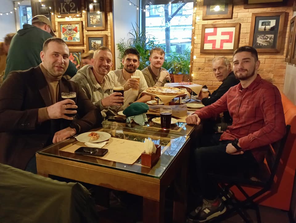 Шон Піннер (другий ліворуч) із захисниками Маріуполя у Києві (Фото: Sean Pinner/Facebook)