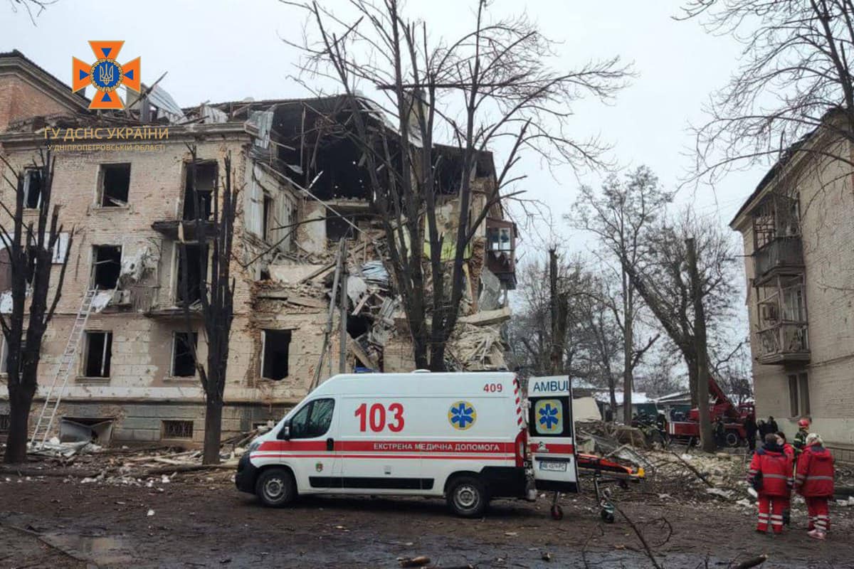 Фото: ГСЧС В Кривом Роге поврежден жилой дом, в Харькове – "колоссальные инфраструктурные разрушения"