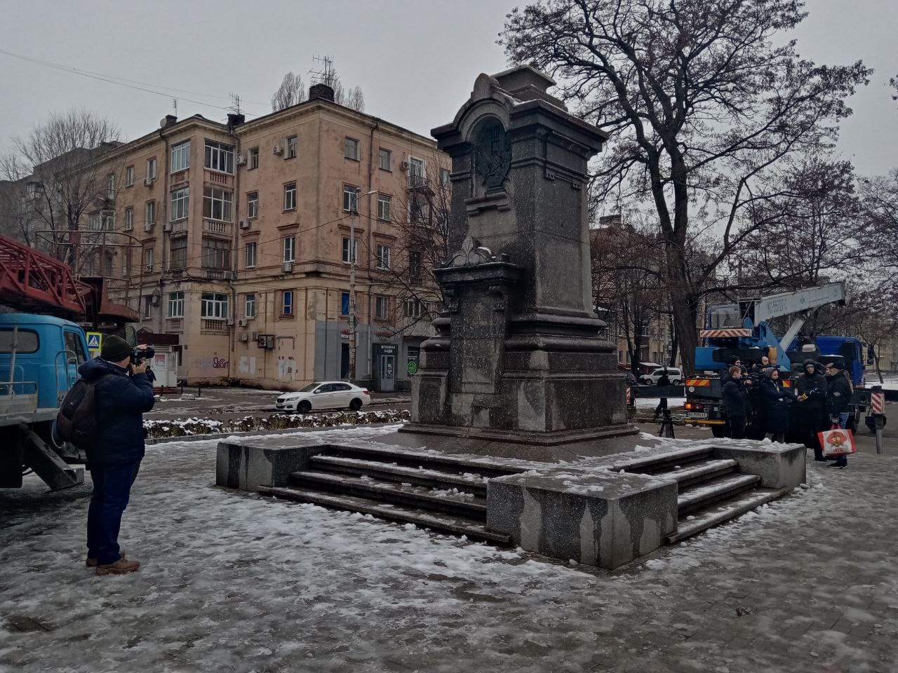 У Дніпрі демонтували пам'ятник Пушкіну – відео, фото