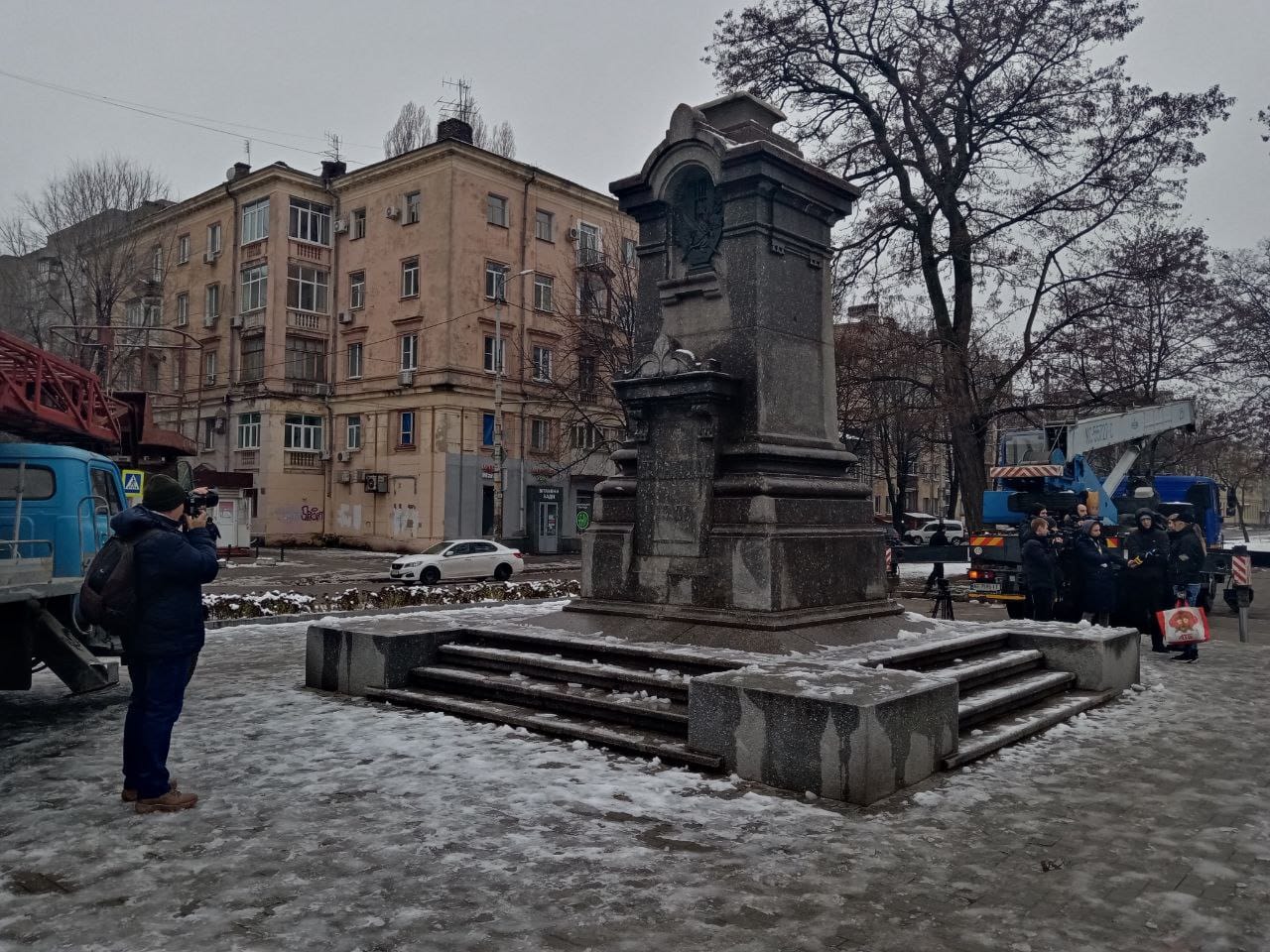 Демонтаж пам'ятника Пушкіну у Дніпрі (Фото: Facebook Михайла Лисенка) У Дніпрі демонтували пам'ятник Пушкіну – відео, фото