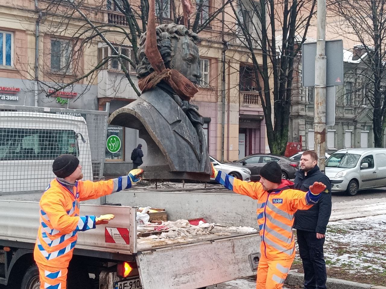 Демонтаж пам'ятника Пушкіну у Дніпрі (Фото: Facebook Михайла Лисенка) У Дніпрі демонтували пам'ятник Пушкіну – відео, фото